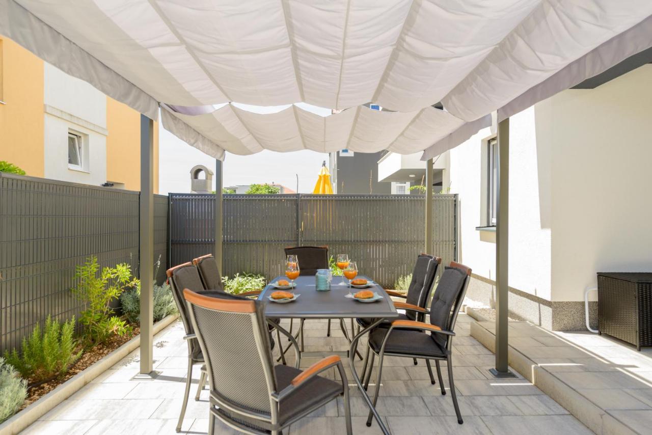 Ferienwohnung New, Private Heated Swimming Pool, Free Parking, Trogir Centar Exterior foto