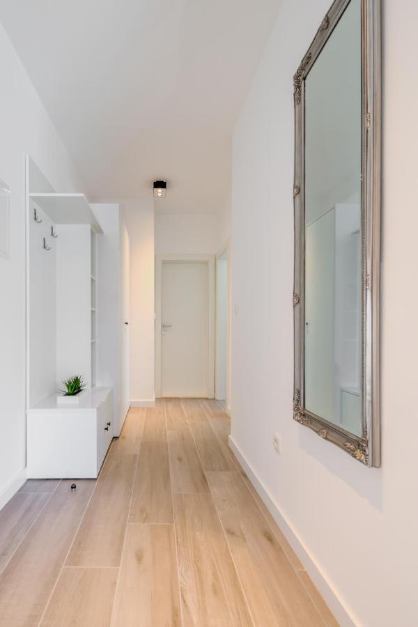 Ferienwohnung New, Private Heated Swimming Pool, Free Parking, Trogir Centar Exterior foto