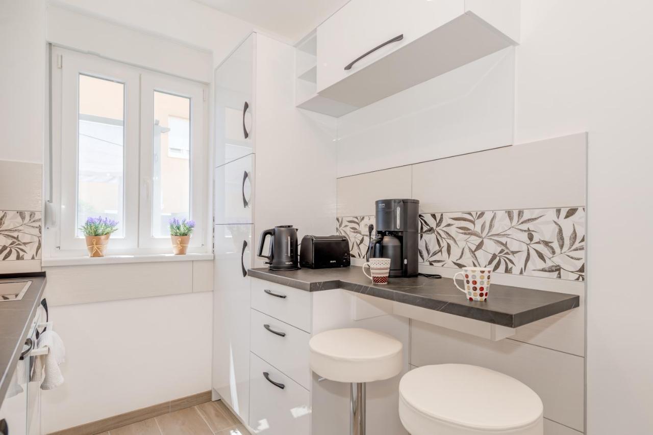 Ferienwohnung New, Private Heated Swimming Pool, Free Parking, Trogir Centar Exterior foto