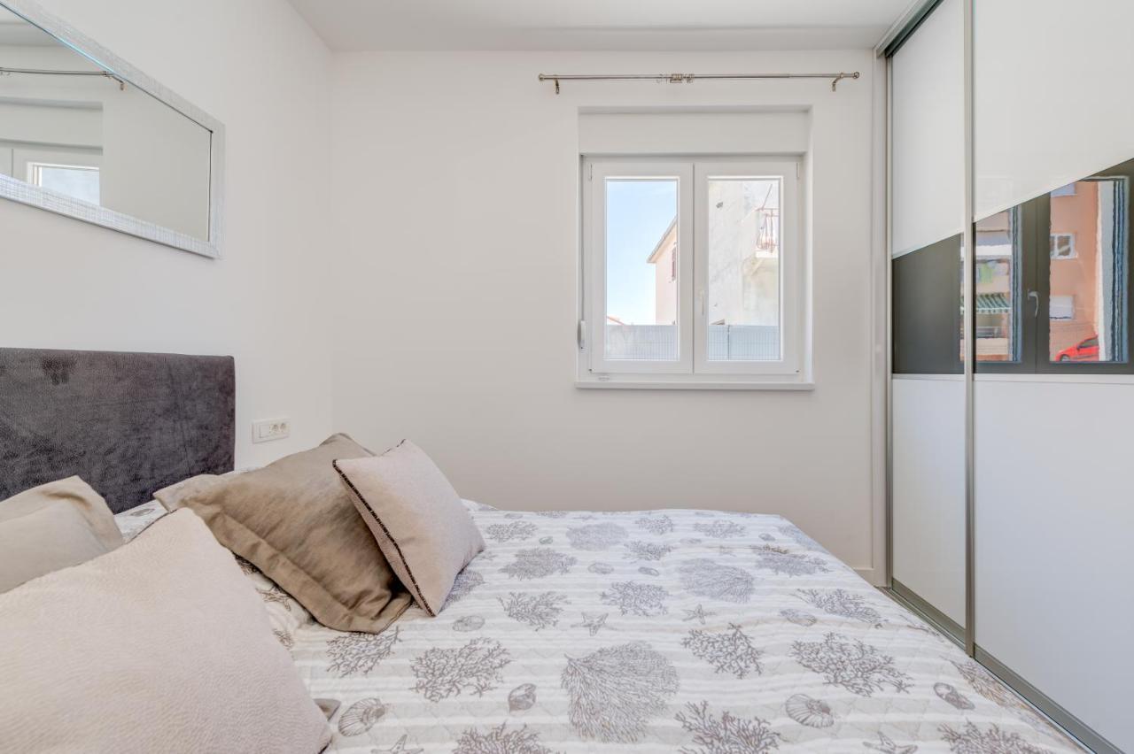 Ferienwohnung New, Private Heated Swimming Pool, Free Parking, Trogir Centar Exterior foto