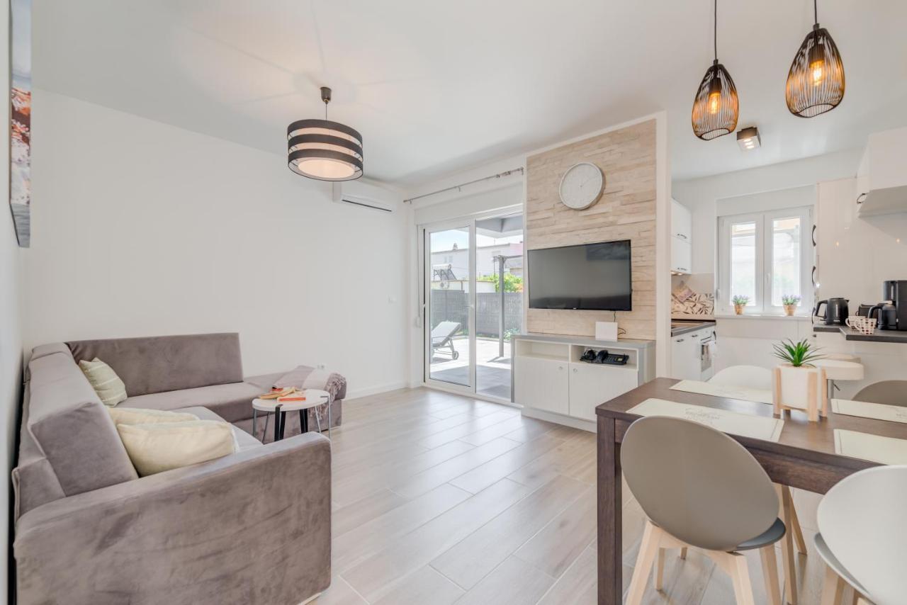 Ferienwohnung New, Private Heated Swimming Pool, Free Parking, Trogir Centar Exterior foto