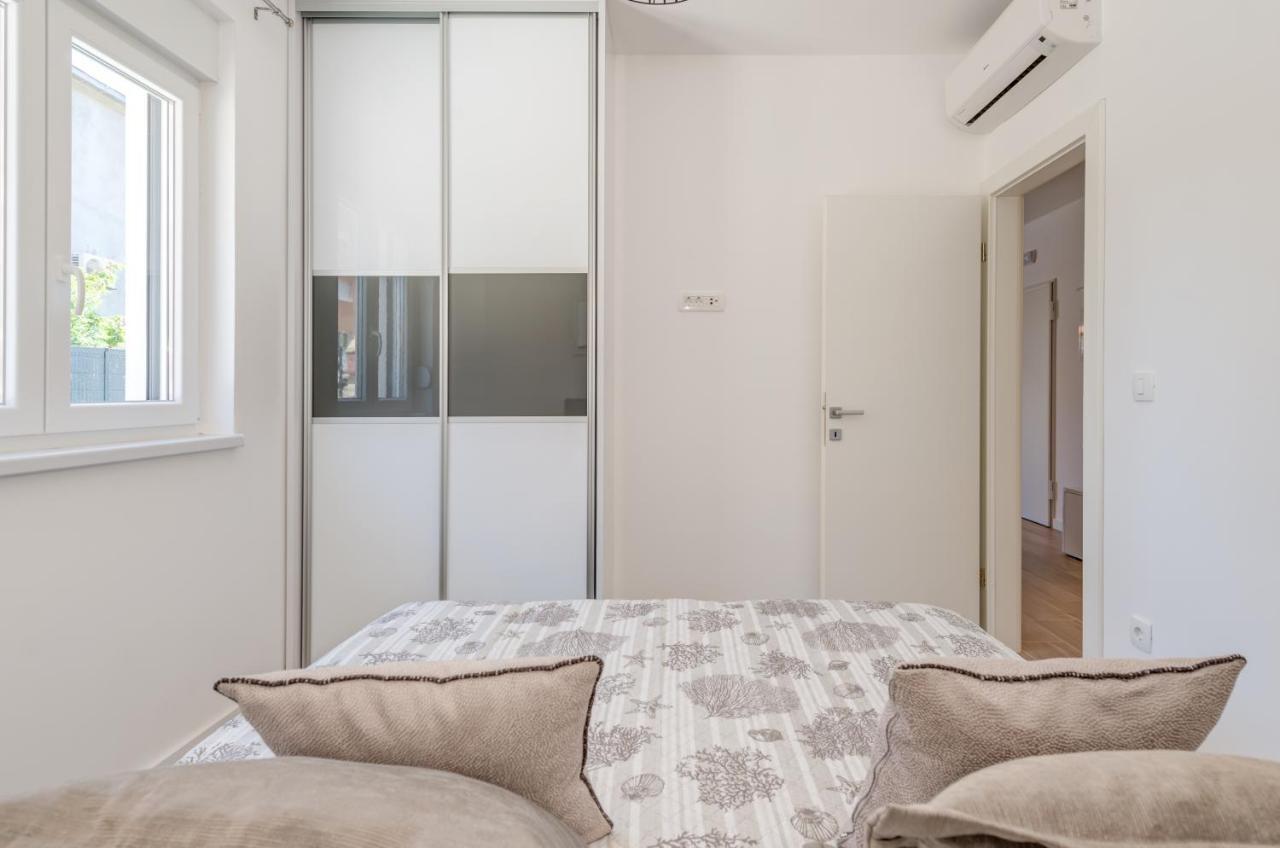 Ferienwohnung New, Private Heated Swimming Pool, Free Parking, Trogir Centar Exterior foto