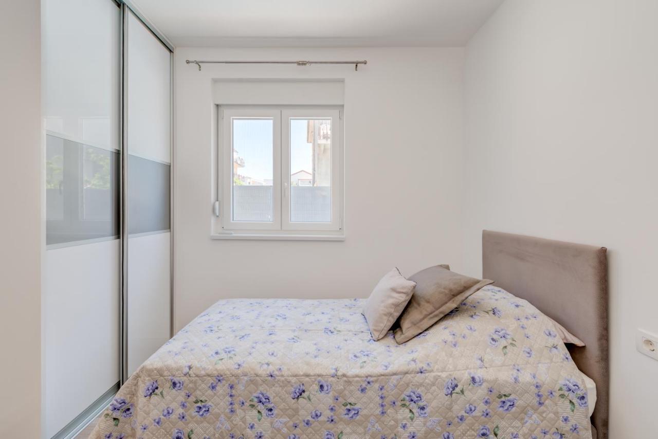 Ferienwohnung New, Private Heated Swimming Pool, Free Parking, Trogir Centar Exterior foto