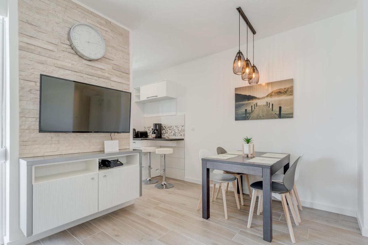 Ferienwohnung New, Private Heated Swimming Pool, Free Parking, Trogir Centar Exterior foto