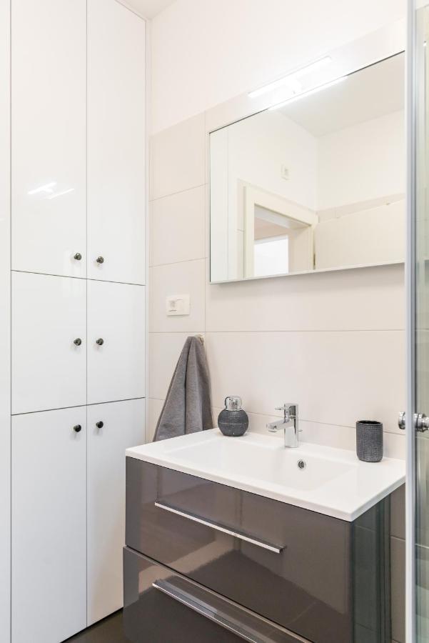 Ferienwohnung New, Private Heated Swimming Pool, Free Parking, Trogir Centar Exterior foto