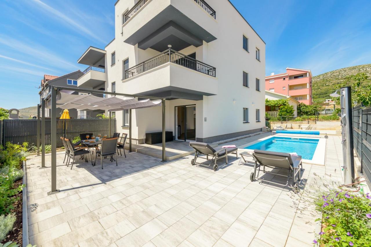 Ferienwohnung New, Private Heated Swimming Pool, Free Parking, Trogir Centar Exterior foto